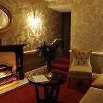 Greville Arms מלון 3*